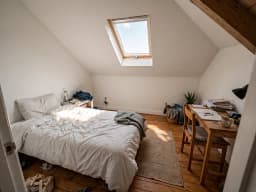 Dachschlafzimmer mit Dachschräge und Dachfenster, vor der Neugestaltung