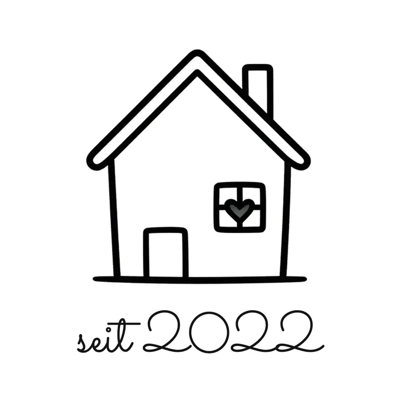 Fineline-Tattoo-Motiv: ein winziges Haus mit einem Herz im Fenster und den Worten seit 2022