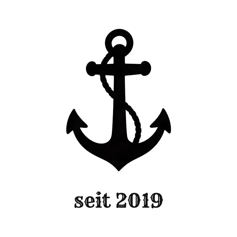 Blackwork-Tattoo-Motiv: ein Anker mit Seil und den Worten seit 2019