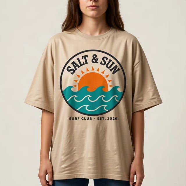 Sandfarbenes Oversized-Shirt an einer Frau mit dem Beispieldesign Salt & Sun auf der Brust