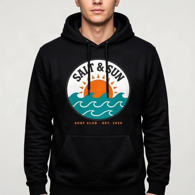 Hoodie-Mockup mit dem Beispieldesign Salt & Sun auf der Brust